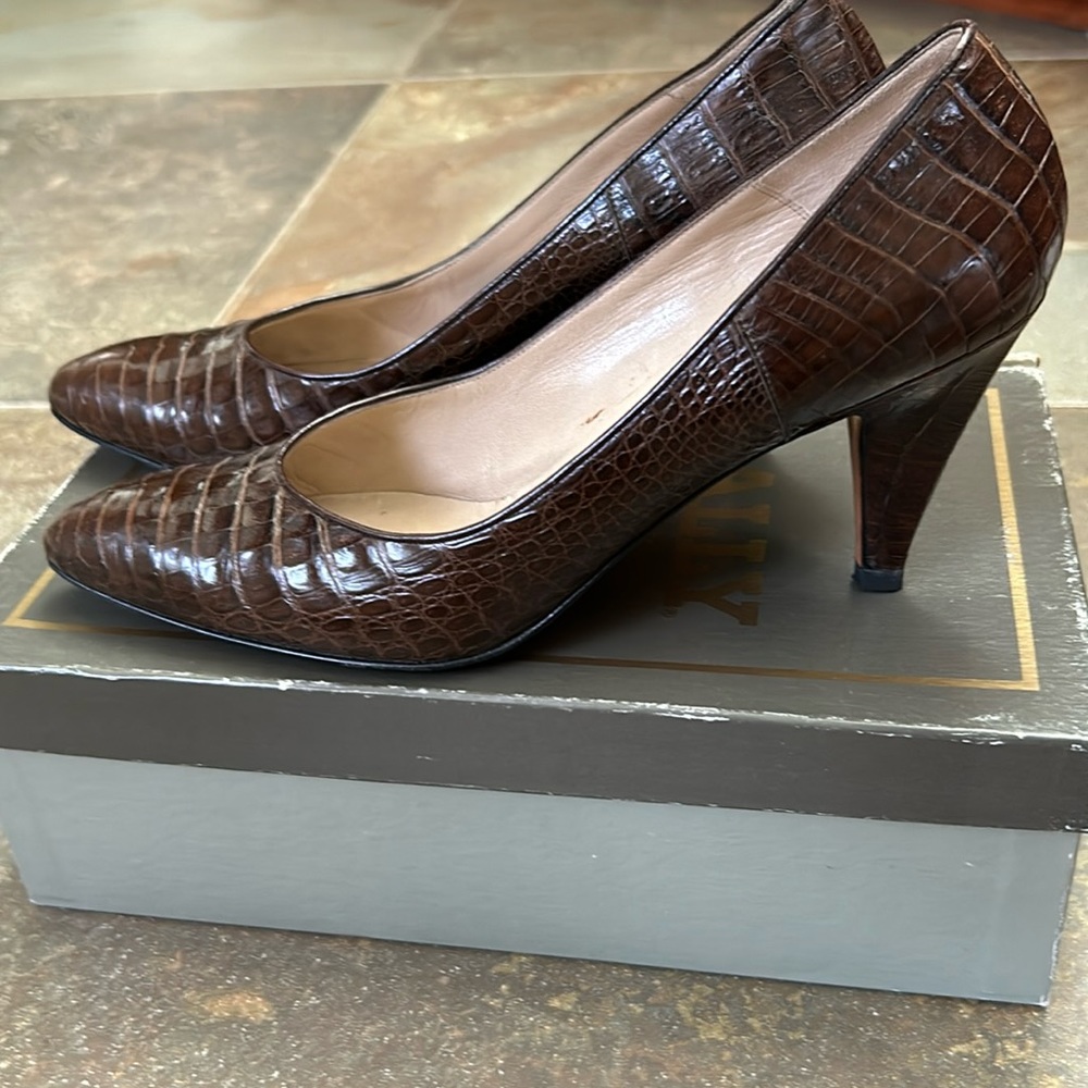 Vintage Bally brown croc pump